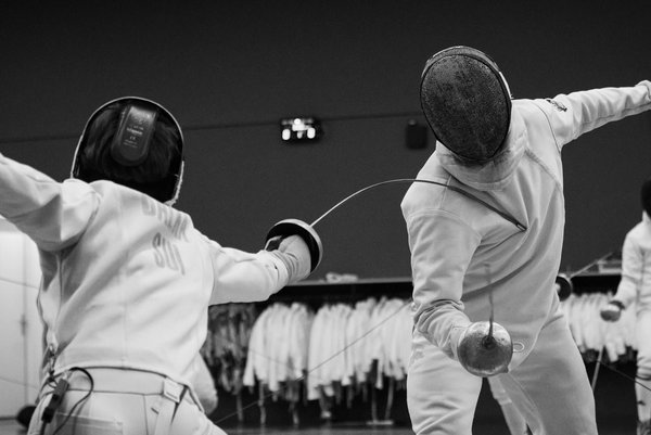 What Are the Best Techniques for Improving Reaction Time in Fencing?