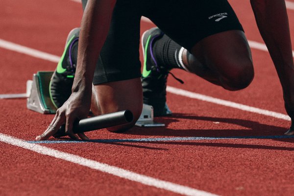 How Can Carbon Fiber Insoles Improve Running Efficiency for Track Athletes?